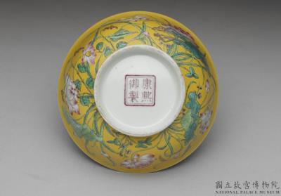 图片[3]-Bowl with lotus in falangcai polychrome enamels on a yellow ground, Qing dynasty, Kangxi reign (1662-1722)-China Archive